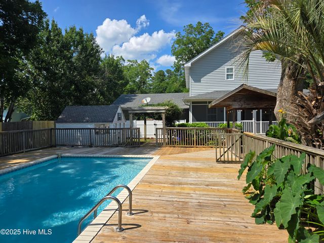 121 Schley Avenue, Lake Waccamaw, NC 28450