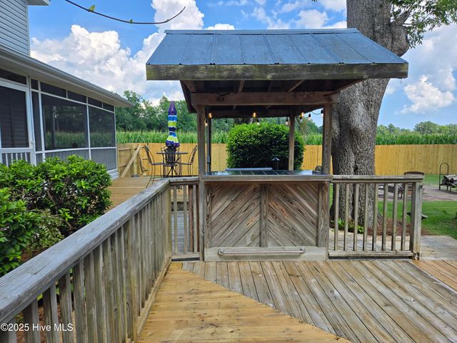 121 Schley Avenue, Lake Waccamaw, NC 28450