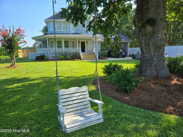 121 Schley Avenue, Lake Waccamaw, NC 28450