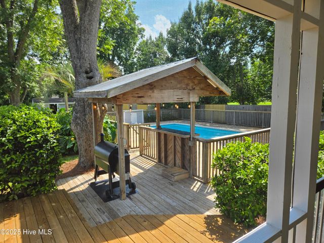 121 Schley Avenue, Lake Waccamaw, NC 28450