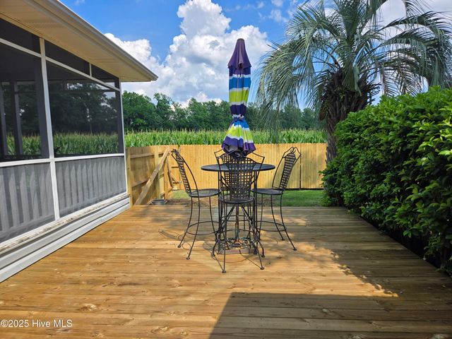 121 Schley Avenue, Lake Waccamaw, NC 28450