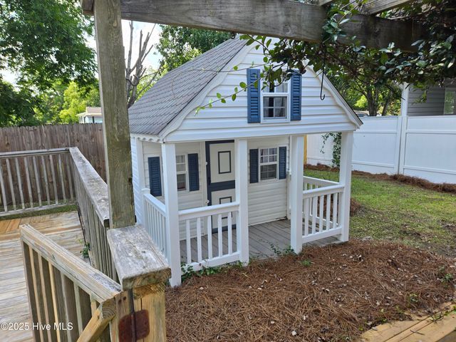 121 Schley Avenue, Lake Waccamaw, NC 28450