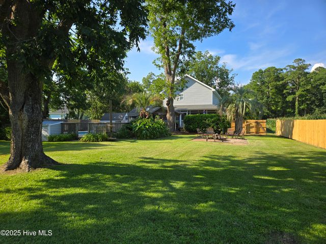 121 Schley Avenue, Lake Waccamaw, NC 28450