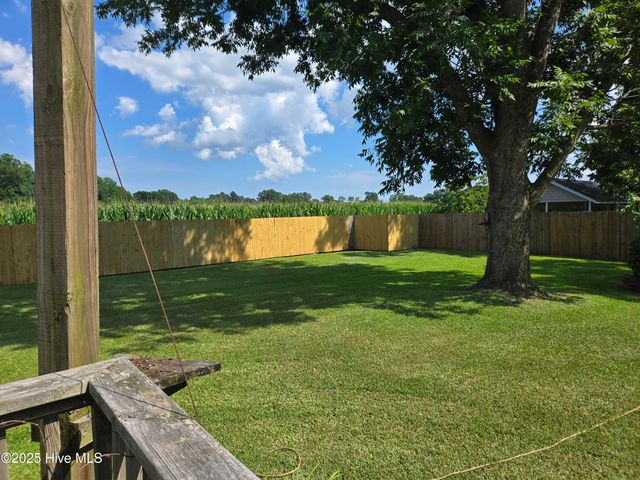 121 Schley Avenue, Lake Waccamaw, NC 28450