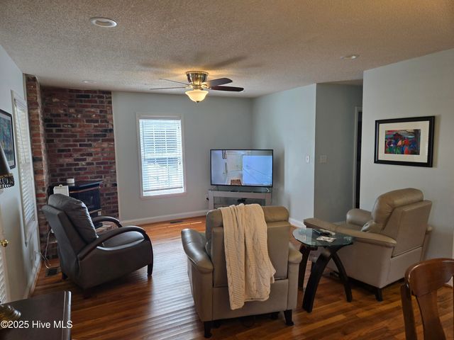 121 Schley Avenue, Lake Waccamaw, NC 28450