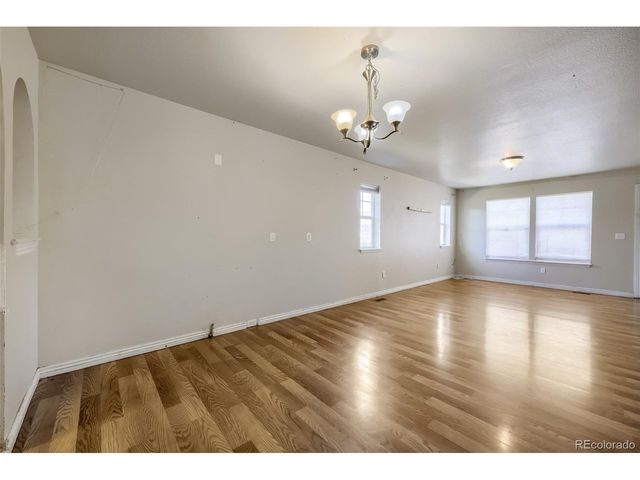 1852 Eagle St, Aurora, CO 80011