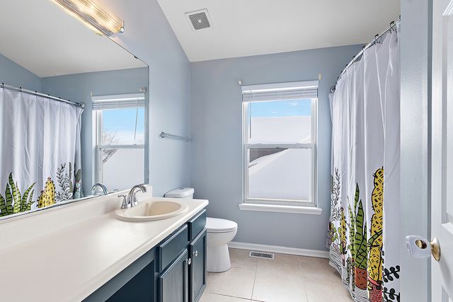 420 Wilshire Lane, Bolingbrook, IL 60440