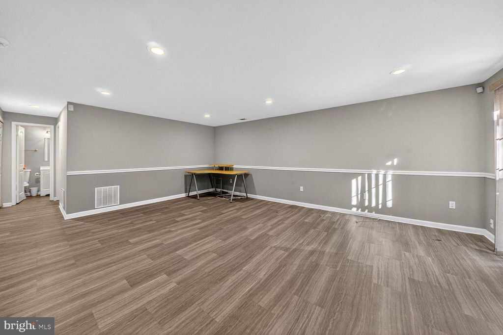 Image 20 of property listing at 14203-14203 OAKPOINTE DR, Laurel, MD 20707