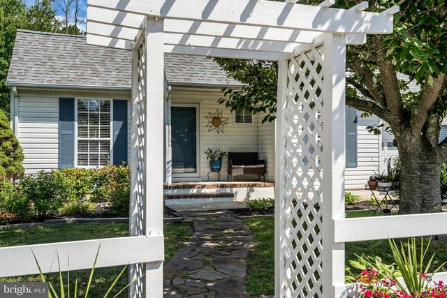 16 SHELLI TER, Barnegat, NJ 08005