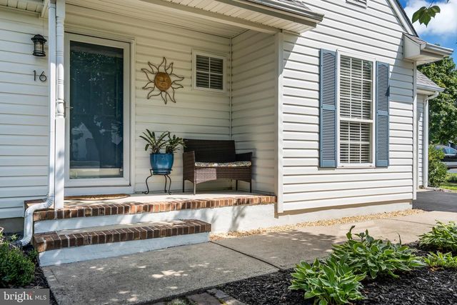 16 SHELLI TER, Barnegat, NJ 08005