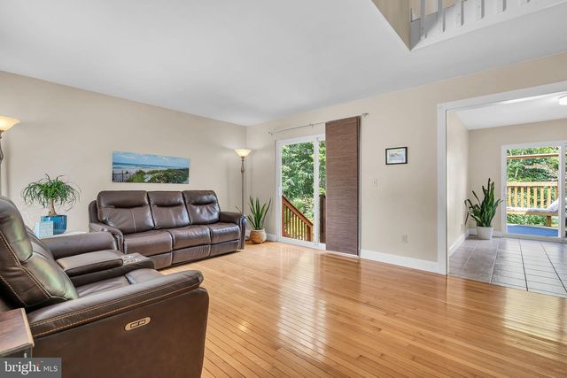 16 SHELLI TER, Barnegat, NJ 08005