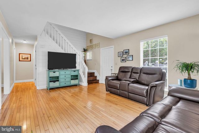 16 SHELLI TER, Barnegat, NJ 08005