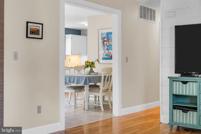 16 SHELLI TER, Barnegat, NJ 08005
