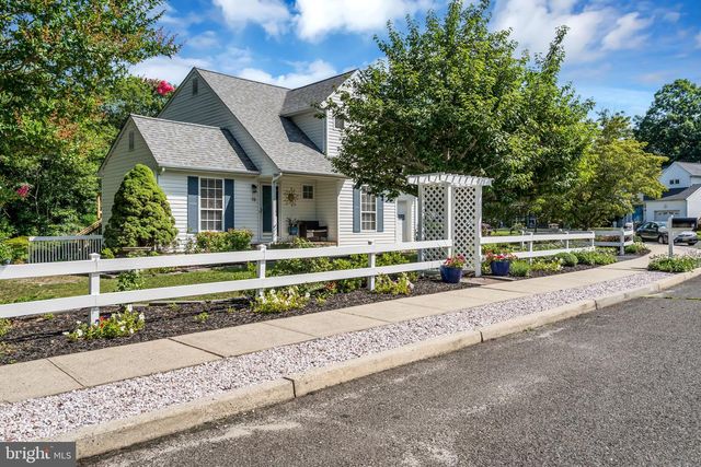 16 SHELLI TER, Barnegat, NJ 08005