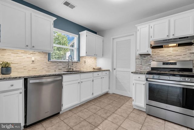 16 SHELLI TER, Barnegat, NJ 08005