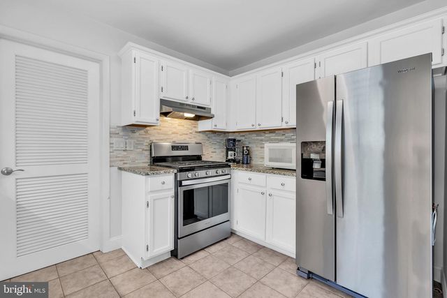16 SHELLI TER, Barnegat, NJ 08005