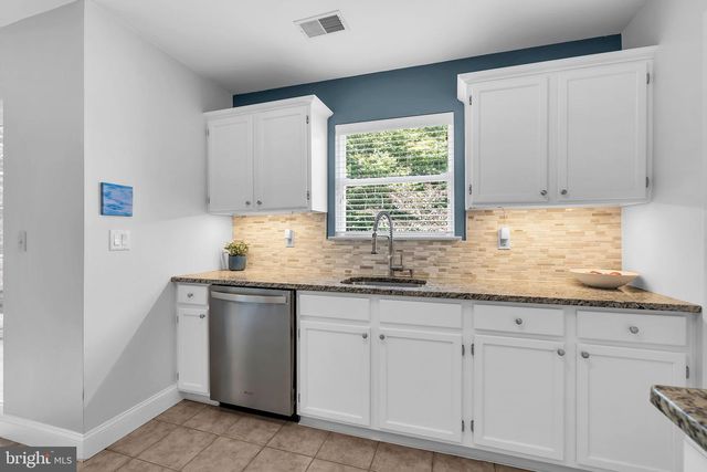 16 SHELLI TER, Barnegat, NJ 08005