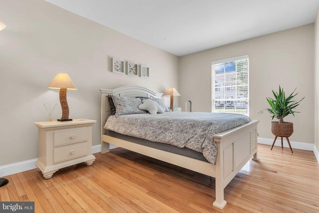 16 SHELLI TER, Barnegat, NJ 08005
