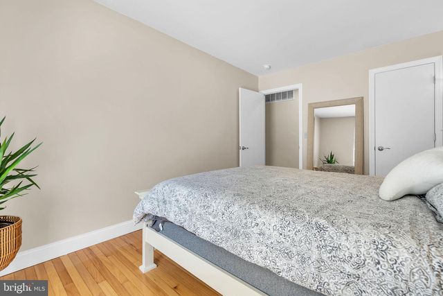 16 SHELLI TER, Barnegat, NJ 08005
