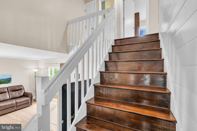 16 SHELLI TER, Barnegat, NJ 08005