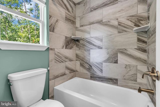 16 SHELLI TER, Barnegat, NJ 08005
