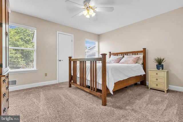 16 SHELLI TER, Barnegat, NJ 08005