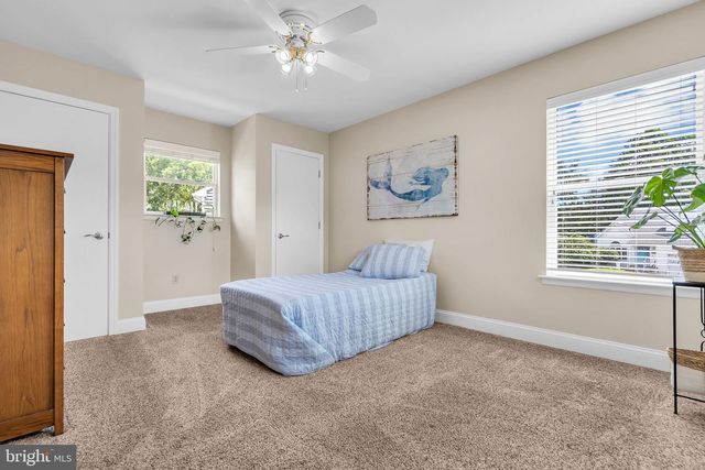 16 SHELLI TER, Barnegat, NJ 08005