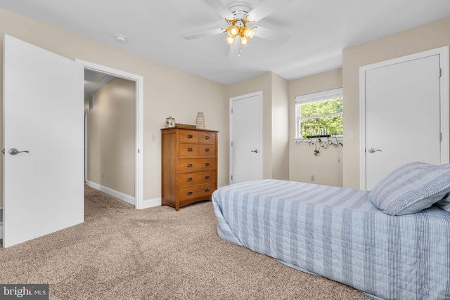 16 SHELLI TER, Barnegat, NJ 08005