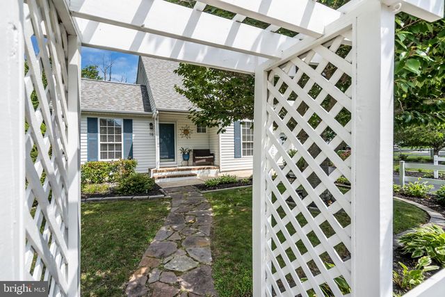 16 SHELLI TER, Barnegat, NJ 08005