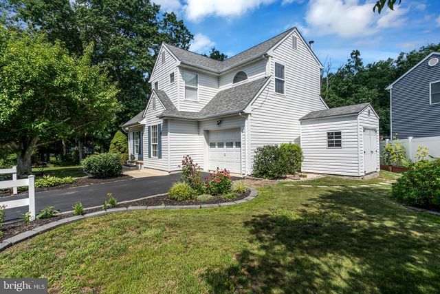 16 SHELLI TER, Barnegat, NJ 08005