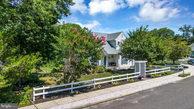 16 SHELLI TER, Barnegat, NJ 08005
