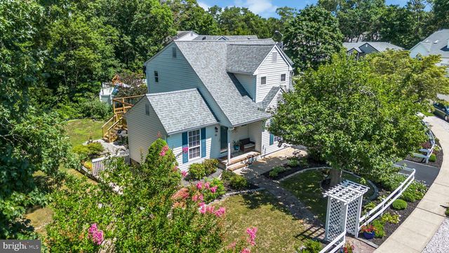 16 SHELLI TER, Barnegat, NJ 08005