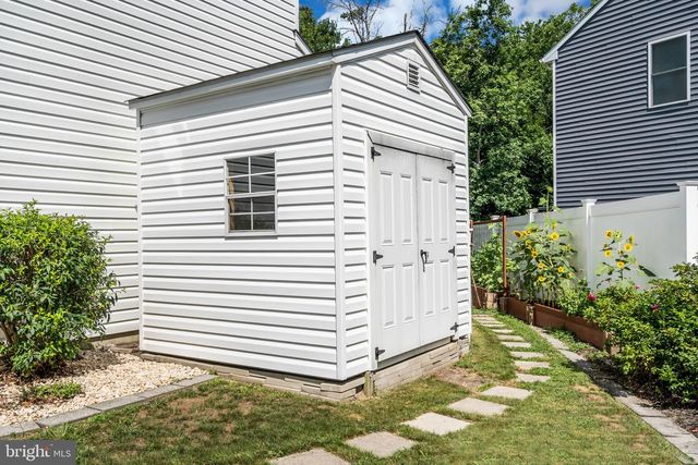 16 SHELLI TER, Barnegat, NJ 08005
