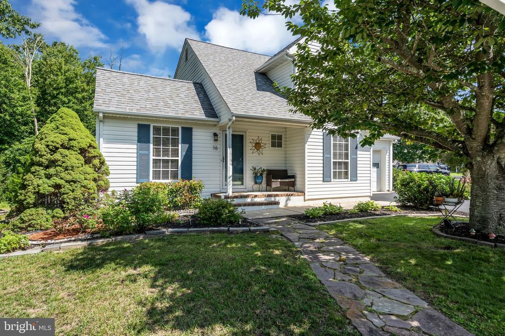 16 SHELLI TER, Barnegat, NJ 08005
