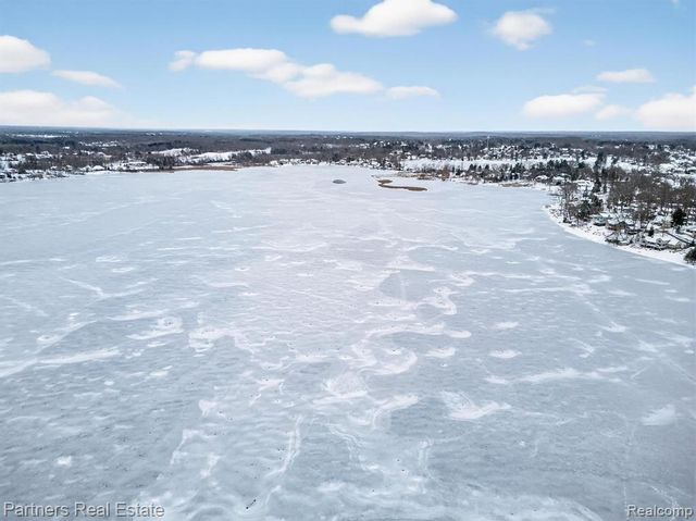 4771 New Haven Drive, Howell, MI 48843