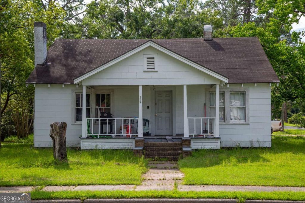 207 Thomas Sreet, Baxley, GA 31513