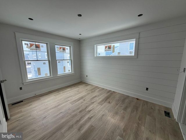 4 W SUMNER AVE, Long Beach Township, NJ 08008