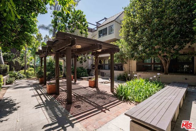 950 N Kings Road 216, West Hollywood, CA 90069