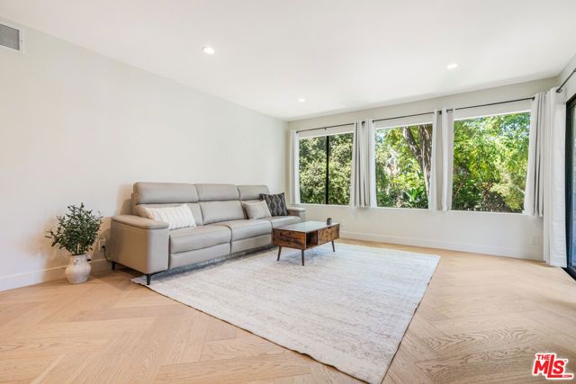 950 N Kings Road 216, West Hollywood, CA 90069