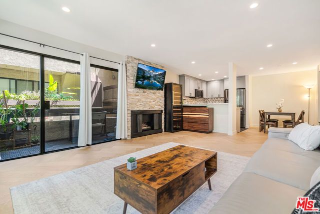 950 N Kings Road 216, West Hollywood, CA 90069