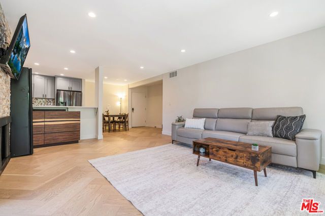 950 N Kings Road 216, West Hollywood, CA 90069