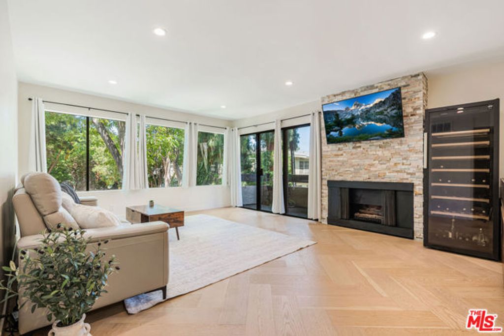 950 N Kings Road 216, West Hollywood, CA 90069