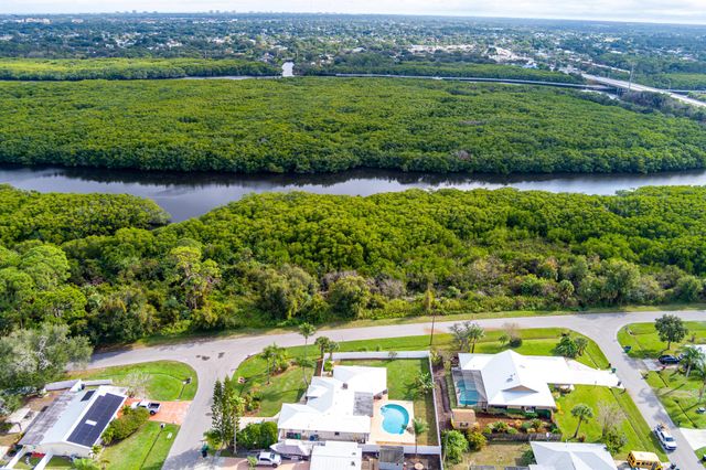 798 SE Thanksgiving Avenue, Port St Lucie, FL 34984