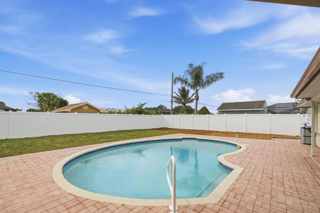 798 SE Thanksgiving Avenue, Port St Lucie, FL 34984