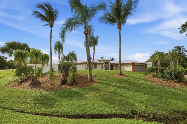 798 SE Thanksgiving Avenue, Port St Lucie, FL 34984