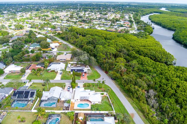 798 SE Thanksgiving Avenue, Port St Lucie, FL 34984