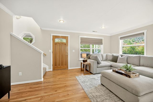 380 Hemlock Lane, Ashland, OR 97520