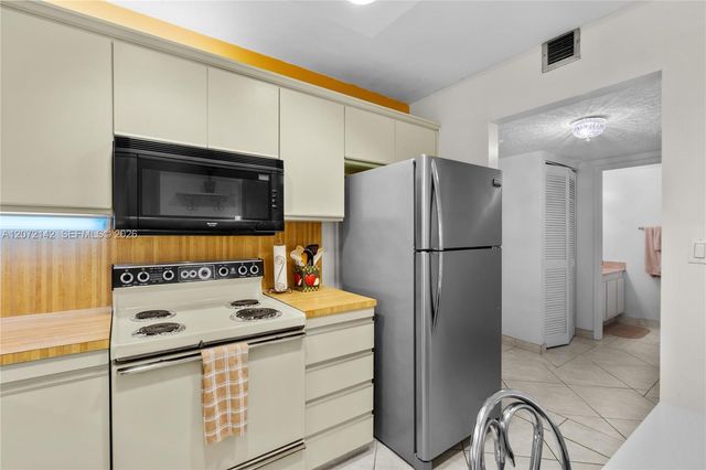 2500 Parkview Drive 1004, Hallandale Beach, FL 33009