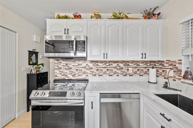 476 SANTA CRUZ PLACE NE C, St Petersburg, FL 33703