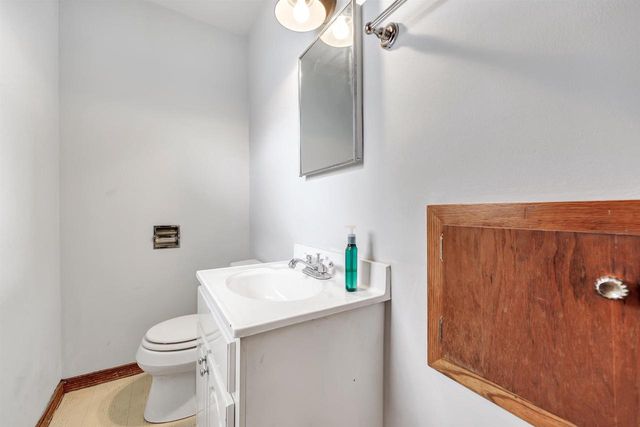 909 LAWTON TERRACE, Manitowoc, WI 54220